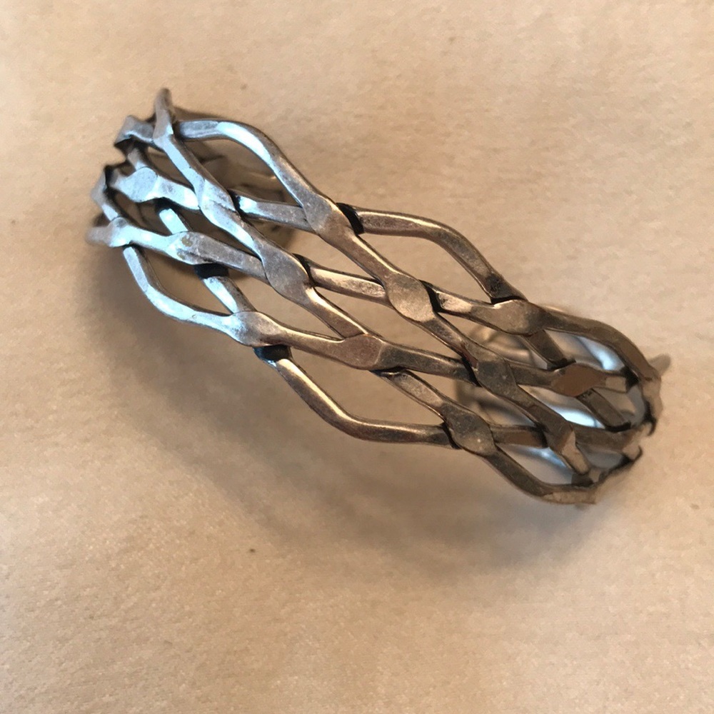 Silver tone woven design cuff bracelet⭐️